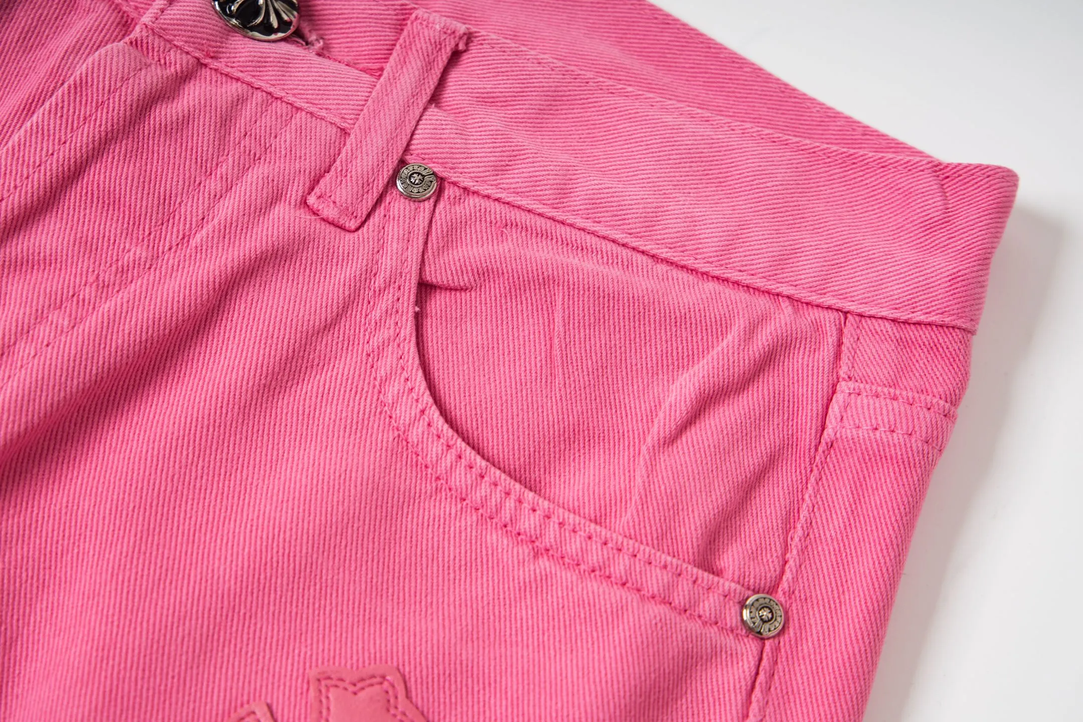 P250 CHROME HEARTS 25ss dopamine light pink cross-over leather washed jeans - Full of exploring the ultimate in fashion, Chrome Hearts' new Chrome Hearts pants not only present a unique style, the fresh ice blue color looks particularly youthful and energetic. The mid-high waist design is paired with a lazy and casual style, which not only shows long legs but also maintains a casual feel. It is a must-have fashion choice for trendy men and trendy women. Style number: 1778# Color: Dopamine powder Size: 28 30 32 34